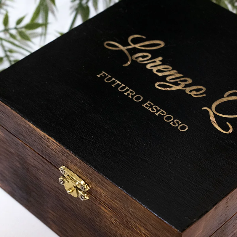 caja-para-reloj-de-compromiso-en-triplex-de-pino Un emocionante juego de mesa de fútbol realizado en madera. El tablero está dividido en dos campos, cada uno con el logo de un equipo de fútbol reconocido. En cada campo, hay una serie de agujeros donde se colocan pequeñas fichas que representan los jugadores. El objetivo del juego es embocar las fichas en la portería contraria utilizando un mecanismo de lanzamiento. El juego está diseñado para dos jugadores y fomenta la competencia amistosa y la diversión.