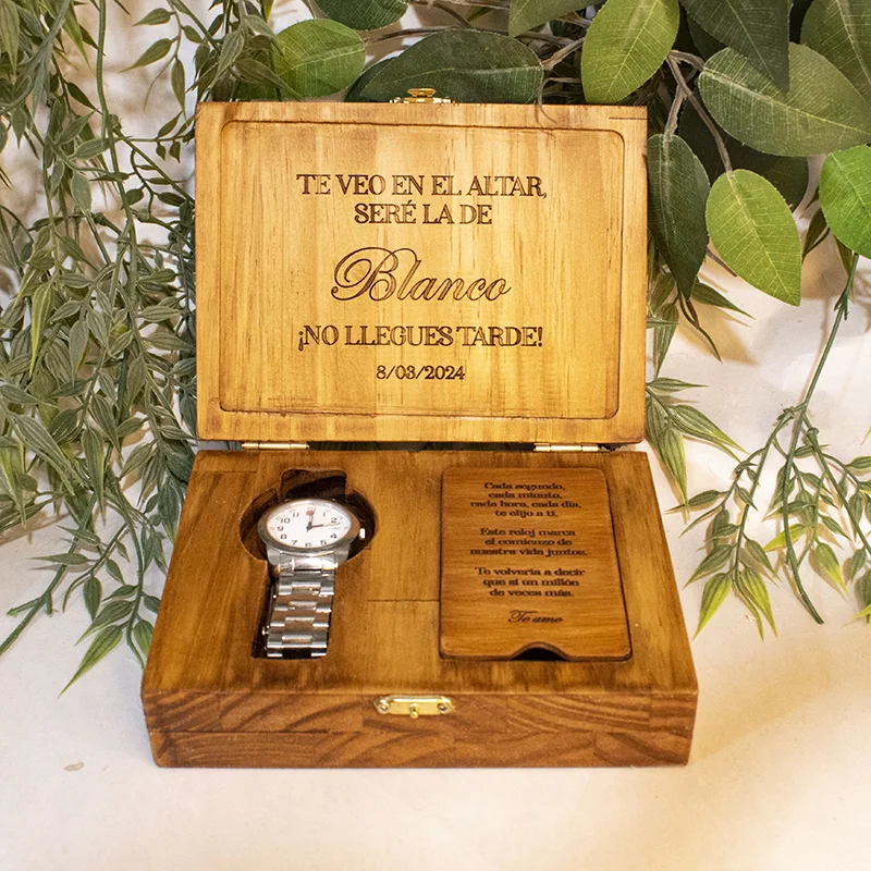 Un emocionante juego de mesa de fútbol realizado en madera. El tablero está dividido en dos campos, cada uno con el logo de un equipo de fútbol reconocido. En cada campo, hay una serie de agujeros donde se colocan pequeñas fichas que representan los jugadores. El objetivo del juego es embocar las fichas en la portería contraria utilizando un mecanismo de lanzamiento. El juego está diseñado para dos jugadores y fomenta la competencia amistosa y la diversión.