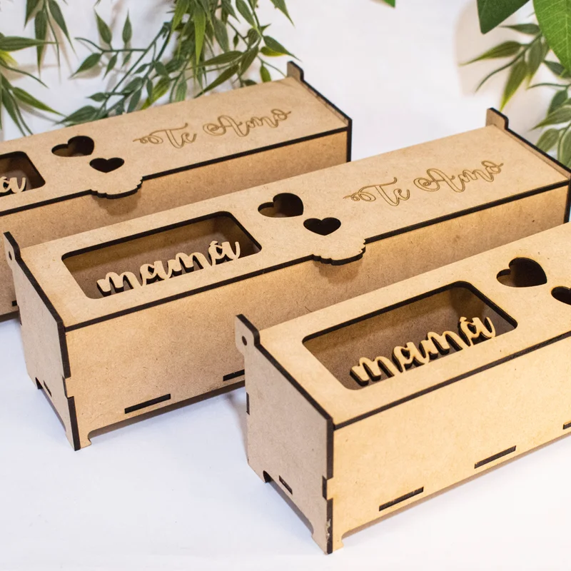 Un emocionante juego de mesa de fútbol realizado en madera. El tablero está dividido en dos campos, cada uno con el logo de un equipo de fútbol reconocido. En cada campo, hay una serie de agujeros donde se colocan pequeñas fichas que representan los jugadores. El objetivo del juego es embocar las fichas en la portería contraria utilizando un mecanismo de lanzamiento. El juego está diseñado para dos jugadores y fomenta la competencia amistosa y la diversión.