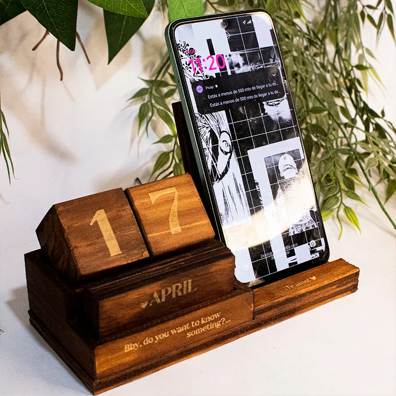 caledarios-giratorio-perpetuo-cubos-soporte-celular juego de memoria fabricado en MDF, diseñado para estimular la mente y fomentar la interacción entre los participantes. El tablero está dividido en cuadrantes, cada uno con una serie de huecos donde encajan las piezas de colores. Este juego clásico ha sido reimaginado con un diseño moderno y minimalista, perfecto para cualquier entorno profesional. Además, puede ser personalizado con el logo de tu empresa y un mensaje motivacional, convirtiéndolo en un regalo corporativo original y memorable.