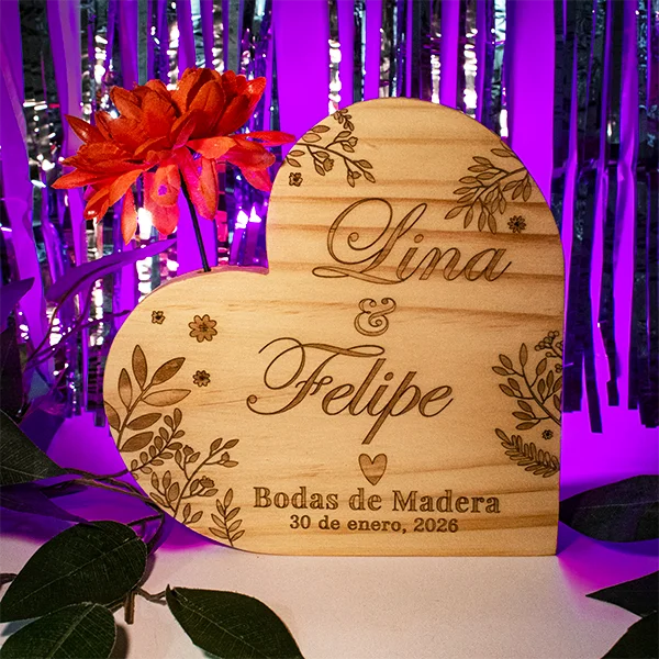 Corazón de Madera Personalizado 3 corazon de madera personalizado en pino de 18 mm con grabado laser vista frontal con flor