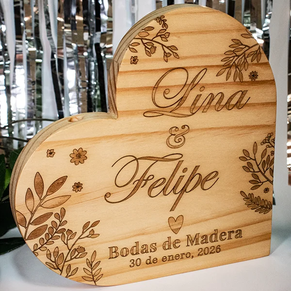 Corazón de Madera Personalizado 2 corazon de madera personalizado en pino de 18 mm grabado laser vista tres cuartos