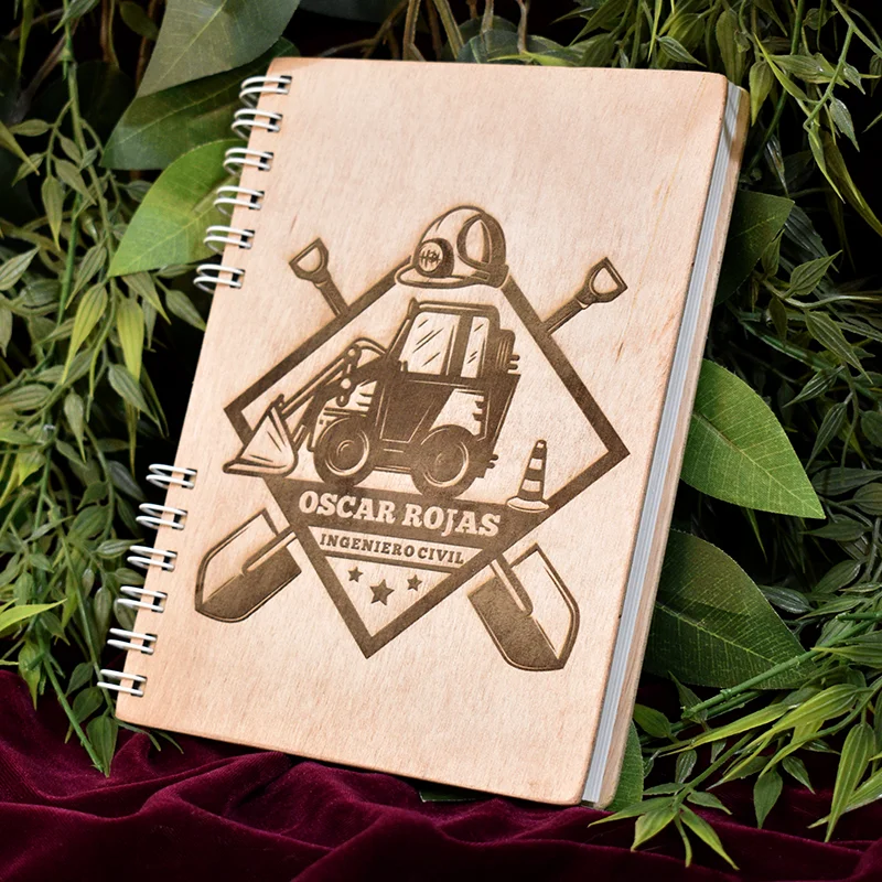 juego de memoria fabricado en MDF, diseñado para estimular la mente y fomentar la interacción entre los participantes. El tablero está dividido en cuadrantes, cada uno con una serie de huecos donde encajan las piezas de colores. Este juego clásico ha sido reimaginado con un diseño moderno y minimalista, perfecto para cualquier entorno profesional. Además, puede ser personalizado con el logo de tu empresa y un mensaje motivacional, convirtiéndolo en un regalo corporativo original y memorable.