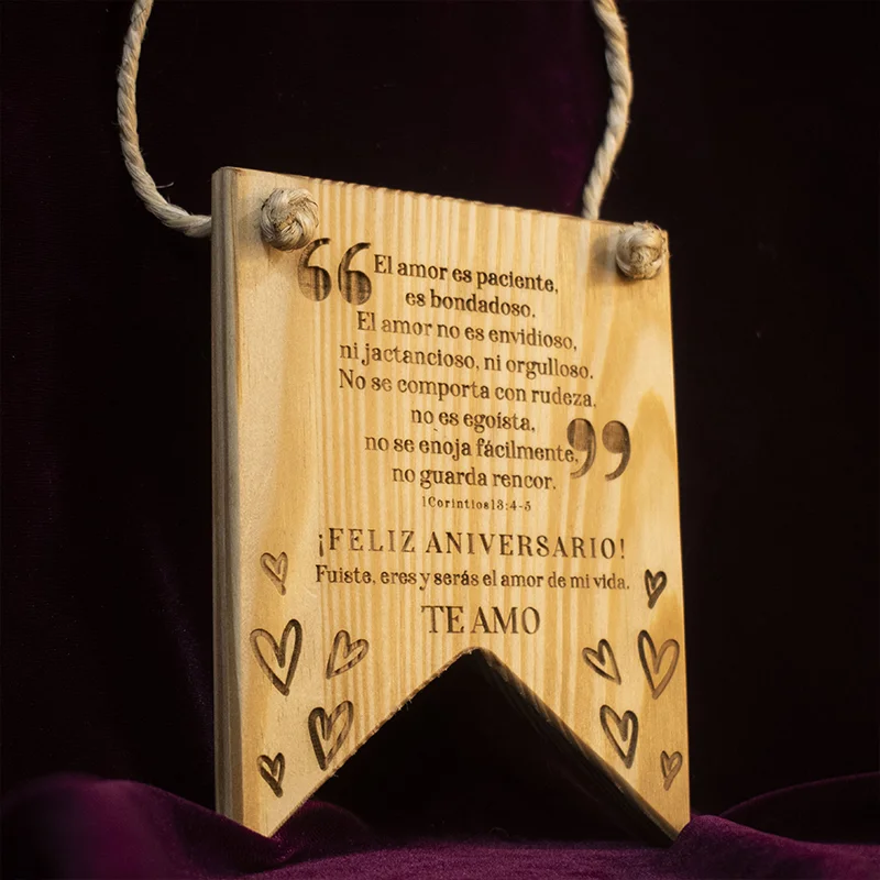cuadros-portarretratos-y-retablos-letrero-banderin-madera Un emocionante juego de mesa de fútbol realizado en madera. El tablero está dividido en dos campos, cada uno con el logo de un equipo de fútbol reconocido. En cada campo, hay una serie de agujeros donde se colocan pequeñas fichas que representan los jugadores. El objetivo del juego es embocar las fichas en la portería contraria utilizando un mecanismo de lanzamiento. El juego está diseñado para dos jugadores y fomenta la competencia amistosa y la diversión.