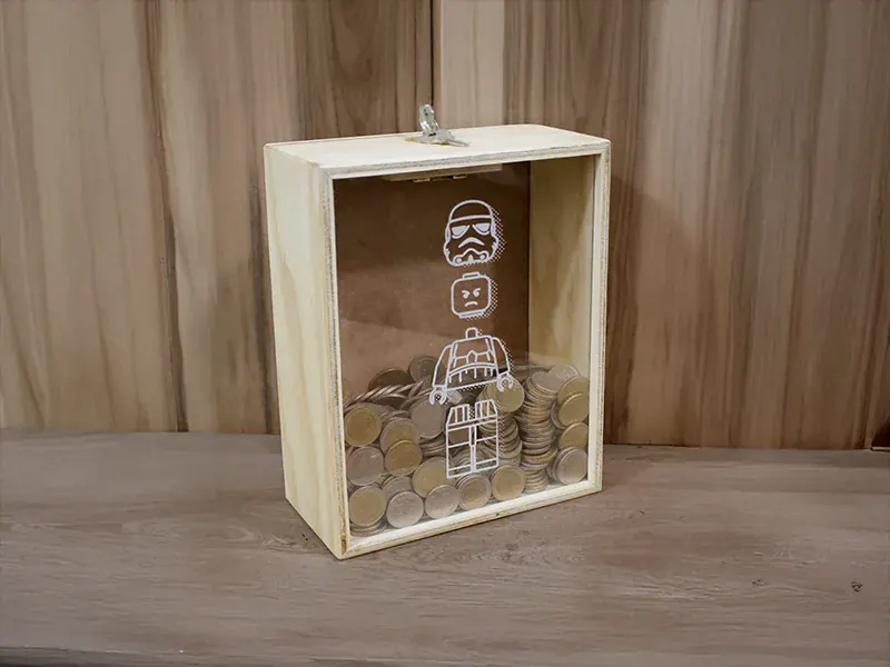 juego de memoria fabricado en MDF, diseñado para estimular la mente y fomentar la interacción entre los participantes. El tablero está dividido en cuadrantes, cada uno con una serie de huecos donde encajan las piezas de colores. Este juego clásico ha sido reimaginado con un diseño moderno y minimalista, perfecto para cualquier entorno profesional. Además, puede ser personalizado con el logo de tu empresa y un mensaje motivacional, convirtiéndolo en un regalo corporativo original y memorable.