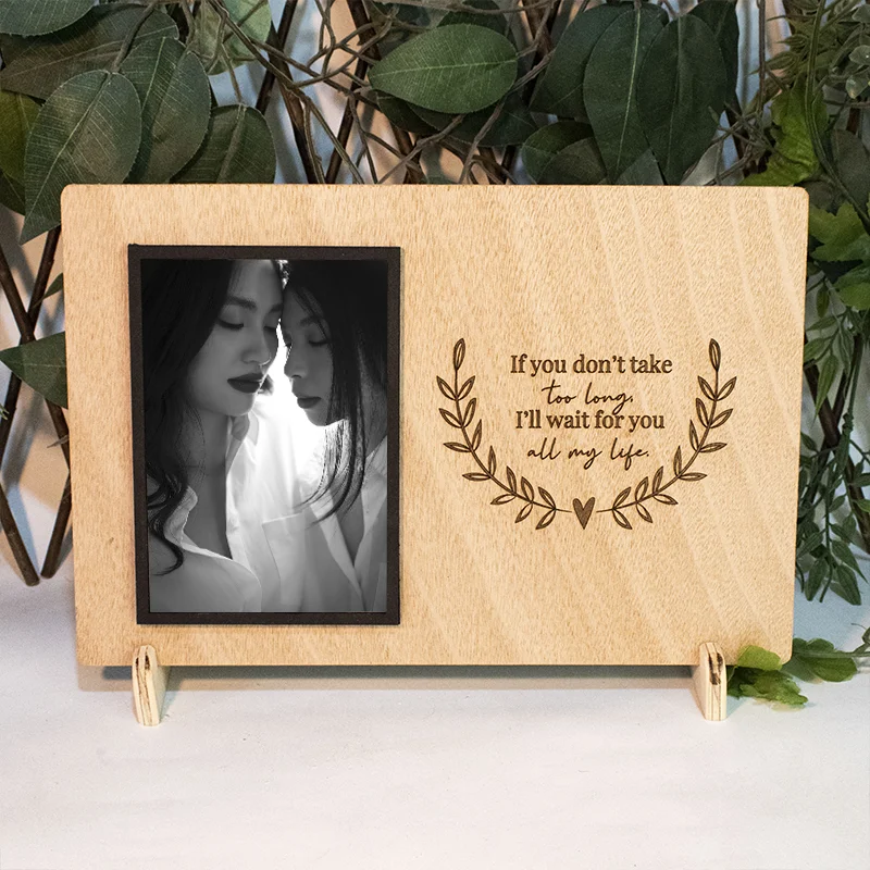 decoracion-portarretrato-okume-personalizado Un emocionante juego de mesa de fútbol realizado en madera. El tablero está dividido en dos campos, cada uno con el logo de un equipo de fútbol reconocido. En cada campo, hay una serie de agujeros donde se colocan pequeñas fichas que representan los jugadores. El objetivo del juego es embocar las fichas en la portería contraria utilizando un mecanismo de lanzamiento. El juego está diseñado para dos jugadores y fomenta la competencia amistosa y la diversión.