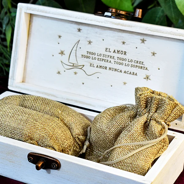 Caja Para Anillos y Arras En Madera Personalizada caja para anillos y arras en madera con cojin de yute y grabado laser interno detalle interior