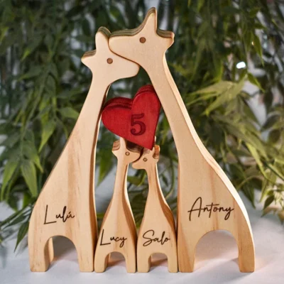 escultura familia 4 jirafas en madera de pino con grabado laser y acabado pintado vista frontal