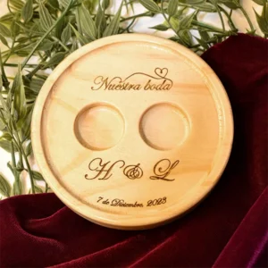 porta alianzas de boda personalizado en madera vista cenital con espacios para anillos