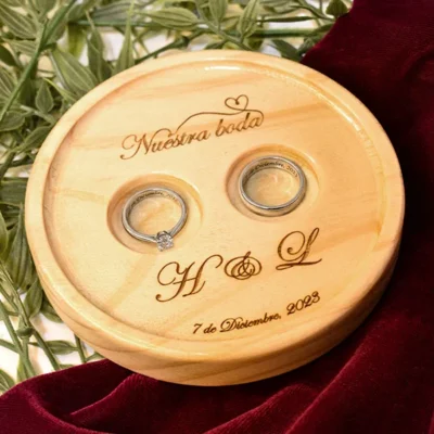 porta alianzas de boda personalizado en madera de pino 18 mm con grabado laser y dos anillos vista 3-4