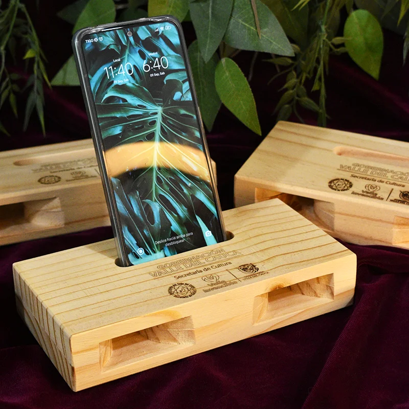 regalo-amplificador-en-madera-de-pino-personalizado juego de memoria fabricado en MDF, diseñado para estimular la mente y fomentar la interacción entre los participantes. El tablero está dividido en cuadrantes, cada uno con una serie de huecos donde encajan las piezas de colores. Este juego clásico ha sido reimaginado con un diseño moderno y minimalista, perfecto para cualquier entorno profesional. Además, puede ser personalizado con el logo de tu empresa y un mensaje motivacional, convirtiéndolo en un regalo corporativo original y memorable.