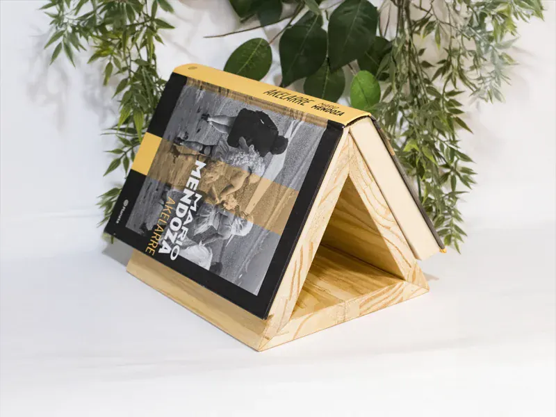 regalo-cumpleanos-soporte-libro-madera Cajas de madera personalizadas con grabado láser Trazos de Arte