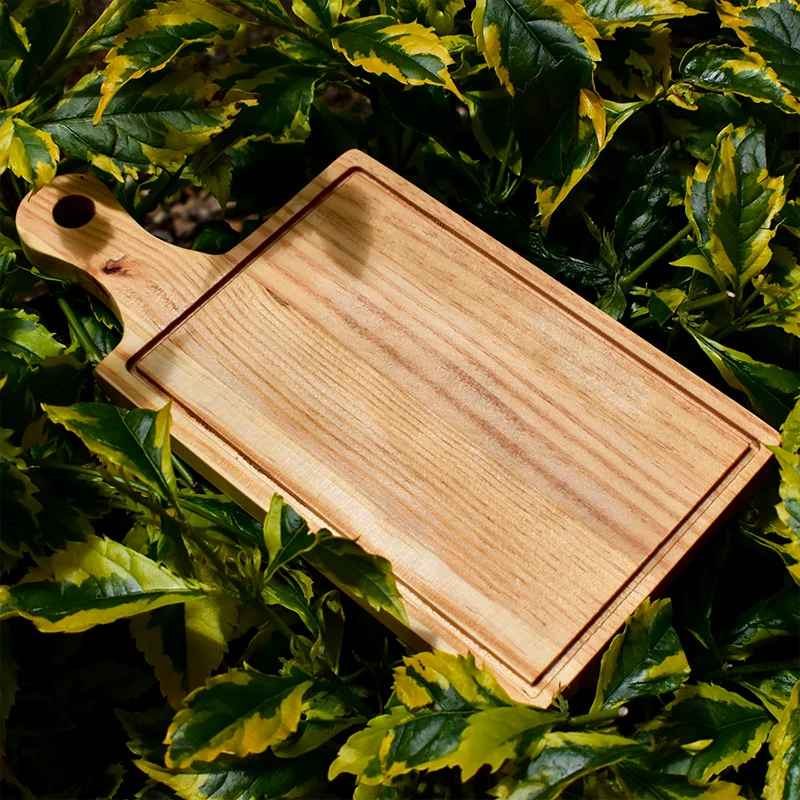 regalos-corporativos-empresariales-tabla-de-picar-madera Un emocionante juego de mesa de fútbol realizado en madera. El tablero está dividido en dos campos, cada uno con el logo de un equipo de fútbol reconocido. En cada campo, hay una serie de agujeros donde se colocan pequeñas fichas que representan los jugadores. El objetivo del juego es embocar las fichas en la portería contraria utilizando un mecanismo de lanzamiento. El juego está diseñado para dos jugadores y fomenta la competencia amistosa y la diversión.