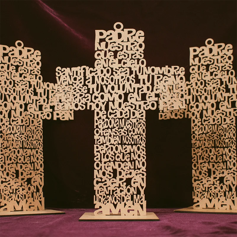 Un emocionante juego de mesa de fútbol realizado en madera. El tablero está dividido en dos campos, cada uno con el logo de un equipo de fútbol reconocido. En cada campo, hay una serie de agujeros donde se colocan pequeñas fichas que representan los jugadores. El objetivo del juego es embocar las fichas en la portería contraria utilizando un mecanismo de lanzamiento. El juego está diseñado para dos jugadores y fomenta la competencia amistosa y la diversión.