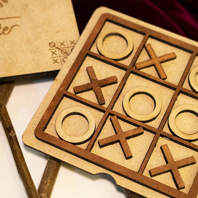 juego de memoria fabricado en MDF, diseñado para estimular la mente y fomentar la interacción entre los participantes. El tablero está dividido en cuadrantes, cada uno con una serie de huecos donde encajan las piezas de colores. Este juego clásico ha sido reimaginado con un diseño moderno y minimalista, perfecto para cualquier entorno profesional. Además, puede ser personalizado con el logo de tu empresa y un mensaje motivacional, convirtiéndolo en un regalo corporativo original y memorable.