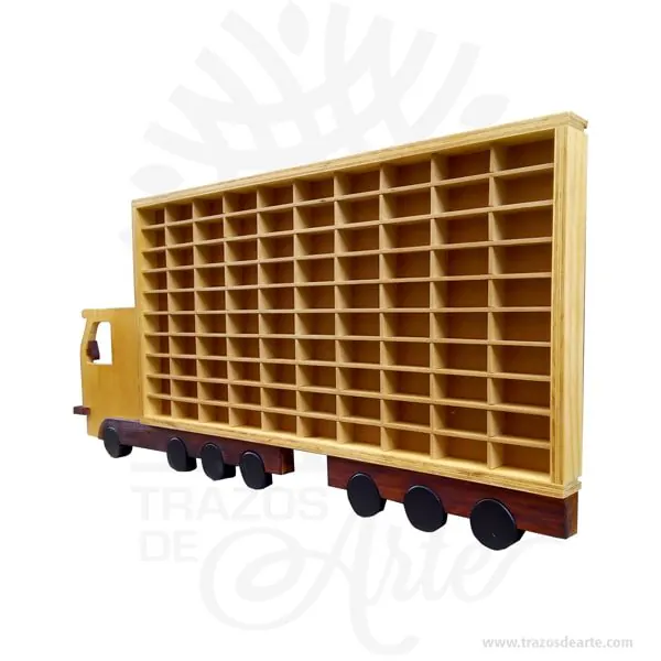 Repisa camión para colección de carros | Trazos de Arte Repisa camión para colección de carros, perfecto mostrador para colecciones, hecho en madera con incrustaciones tipo intarsia. Es hecho de diferentes tipos de madera, basado en requisitos de color, para conseguir el efecto deseado. Las diferentes piezas se cortan de la madera deseada cepillada de diferentes espesores para proporcionar profundidad y contorno luego cuidadosamente a mano se pulen y se pegan a la placa de respaldo. el camión repisa para 100 carros tiene una apariencia rústica conveniente para colgar casi en cualquier lugar. La técnica de intarsia incrusta secciones de madera dentro de la sólida matriz de piedra de pisos y paredes o de mesas y otros muebles. Por contraste marquetería ensambla un patrón de chapas pegadas sobre la canal. Se cree que la palabra “intarsia” se deriva de la palabra latina “interserere” que significa “insertar”. Cuando Egipto entró bajo el dominio árabe en el siglo VII, las artes indígenas de intarsia y incrustaciones de madera, que se prestaban a los decorados no representativos y los patrones de azulejos , se extendieron por todo el magreb . La técnica de intarsia ya se había perfeccionado en el norte de África islámico antes de que se introdujera en la Europa cristiana a través de Sicilia y Andalucía . Tenga en cuenta que la madera es un material único, por lo que cuándo lo reciba será similar, no exactamente al de la foto. Repisa camión para colección de carros Material: madera de pino Tamaño 140 × 80 × 6 cm. Tamaño casilla: 9 x 4 x 4 cm Color: Descripción en foto. Fecha estimada de entrega: De 8 a 10 días hábiles (en Bogotá, Medellín, Cali), al resto del país de 12 a 18 días. Recuerda que el tiempo de entrega comienza a partir del momento en que tu pago sea confirmado. Todos los productos son entregados al domicilio que informaste al realizar la compra. Vendido y enviado por: Trazos de Arte. Envío rápido y seguro. No incluye domicilio. Personalización Realiza un pedido personalizado, podemos agregar lo que desees, como nombre, fecha, frase, logotipo, imagen o empaque regalo. Ofrecemos: Grabado por láser, grabado CNC Router, sublimado o papel adhesivo, el precio varía según el tipo de personalización que desees, encontrarás más información en “Servicios” en nuestro menú secundario. Si deseas cotizar o tienes preguntas presiona el botón Cotizar personalización con gusto las responderemos. ¿Cómo comprar? Selecciona tu producto. Si tienes alguna duda por favor escríbenos. Haz clic en el botón de compra y la cantidad que deseas. Ingresa los datos de facturación y entrega. Realiza el pago de tu pedido. Recibe el pedido en tu domicilio.