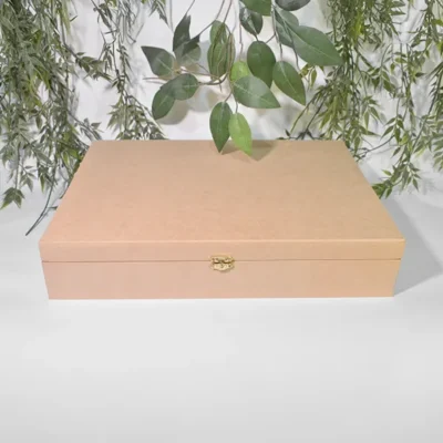 caja de madera en mdf con bisagras y cierre de broche vista frontal tapa cerrada acabado natural