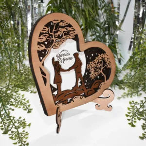 Perspectiva 3/4 derecha de escultura de corazón en madera mostrando la base de soporte y la integración de las capas.