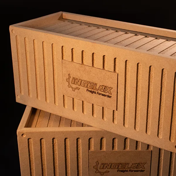 Caja tipo contenedor en MDF personalizado detalle de grabado láser en caja contenedor de mdf personalizada acabado natural