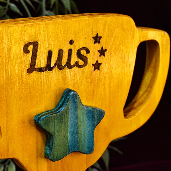 Trofeo En Madera Personalizado detalle grabado laser en trofeo de madera personalizado