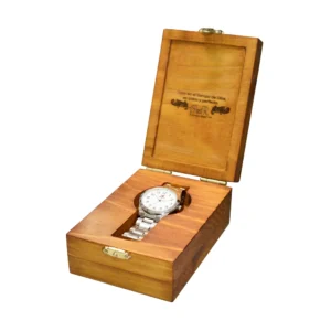Estuche de madera de pino para reloj de compromiso con tapa abierta, grabado interno y reloj de lujo sobre fondo blanco.