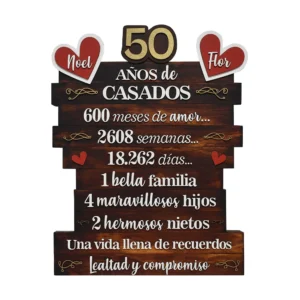 Letrero de aniversario en madera de pino tipo tablas con nombres y años en relieve 2D sobre fondo blanco.