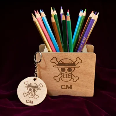 portalapices de madera en triplex de okume con llavero personalizado grabado laser vista frontal en uso