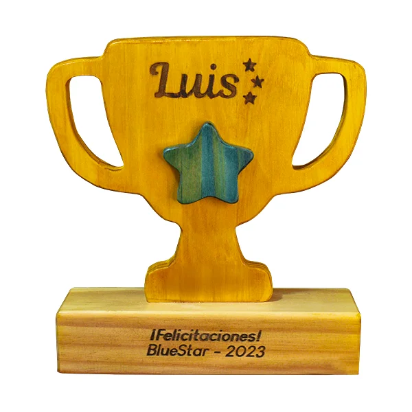 Trofeo en Madera Personalizado con Base Trofeo artesanal en madera de pino con forma de copa, acabado en tintilla oscura y grabado láser sobre fondo blanco.