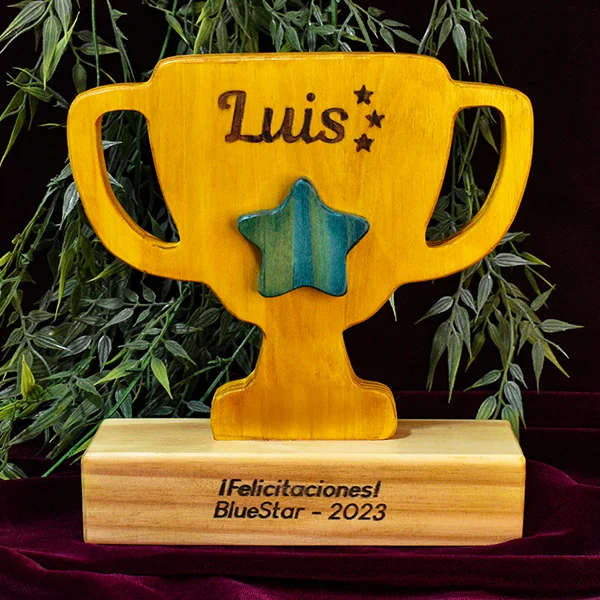 trofeo en madera personalizado forma de copa con grabado laser y acabado pintado vista frontal