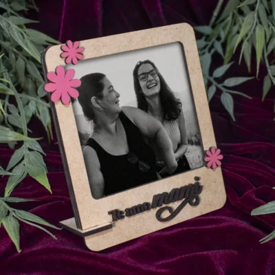 Portarretrato de madera MDF para foto instantánea de mamá con fotomontaje de ejemplo en uso.
