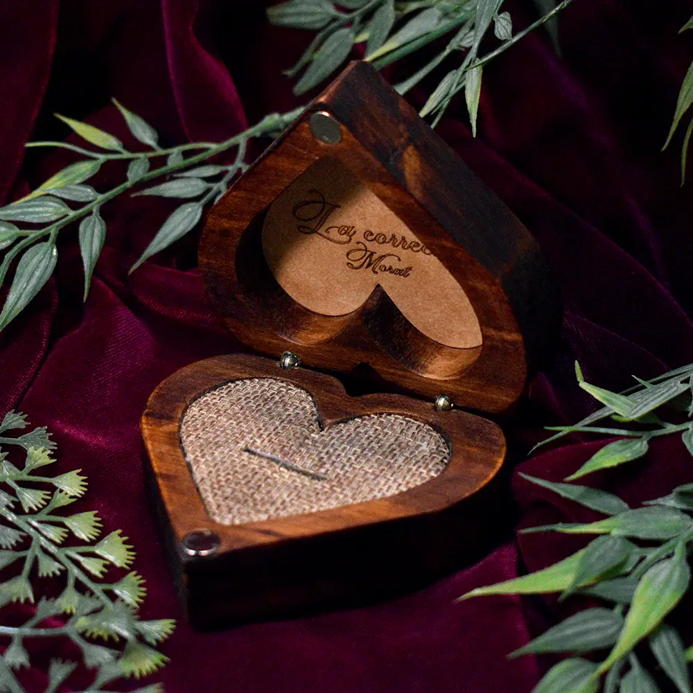 Caja para Anillo con Forma de Corazón Personalizada | Trazos de Arte Caja porta argollas abierta mostrando el espacio de almacenamiento central para anillos de bodas.