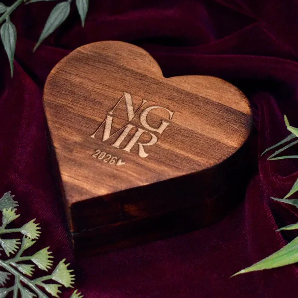 Caja de madera para argollas de matrimonio con grabado láser personalizado en la tapa de madera.