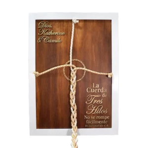 Cuadro la cuerda de tres hilos para boda en triplex de pino personalizado sobre fondo blanco.