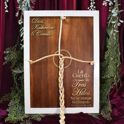Cuadro de matrimonio cristiano inspirado en Eclesiastés 4:12 en madera para set decorativo.