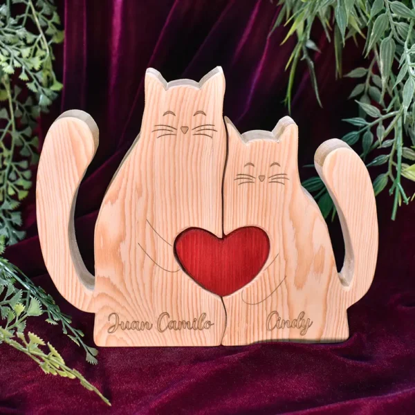Escultura de pareja de gatos tallada en madera de pino de 18 mm con nombres grabados con láser.