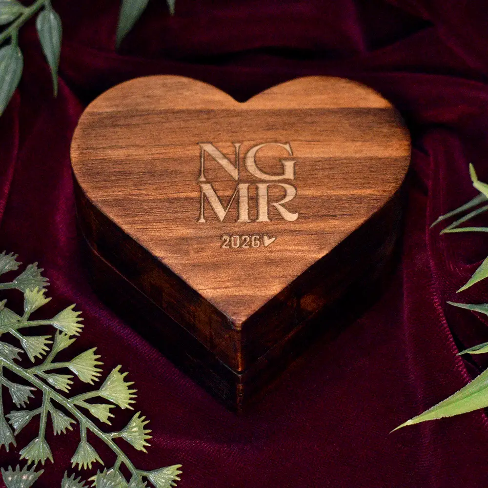Caja para Anillo con Forma de Corazón Personalizada | Trazos de Arte Estuche porta anillos de pino con forma de corazón y grabado láser en la tapa externa.