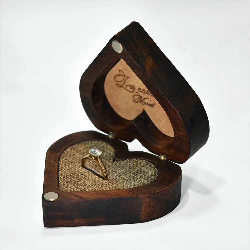 Caja para Anillo con Forma de Corazón Personalizada | Trazos de Arte Estuche de pino en forma de corazón con anillo de oro insertado en el cojín central de yute.