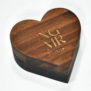 Caja de madera para regalo de anillo con forma de corazón sobre fondo neutro de catálogo.