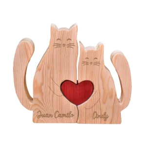 Figuras decorativas de gatos en madera natural personalizadas con nombres para catálogo de hogar.