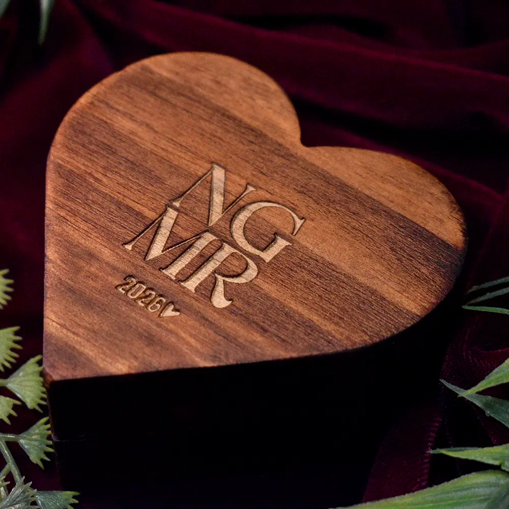 Caja para Anillo con Forma de Corazón Personalizada | Trazos de Arte Detalle de marcado de alta resolución con láser sobre tapa de madera MDF de 3 mm.