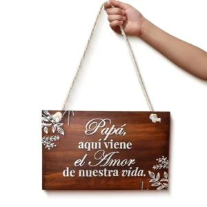 Letrero de bienvenida para bodas en triplex de pino con acabado de tintilla oscura y letras claras.