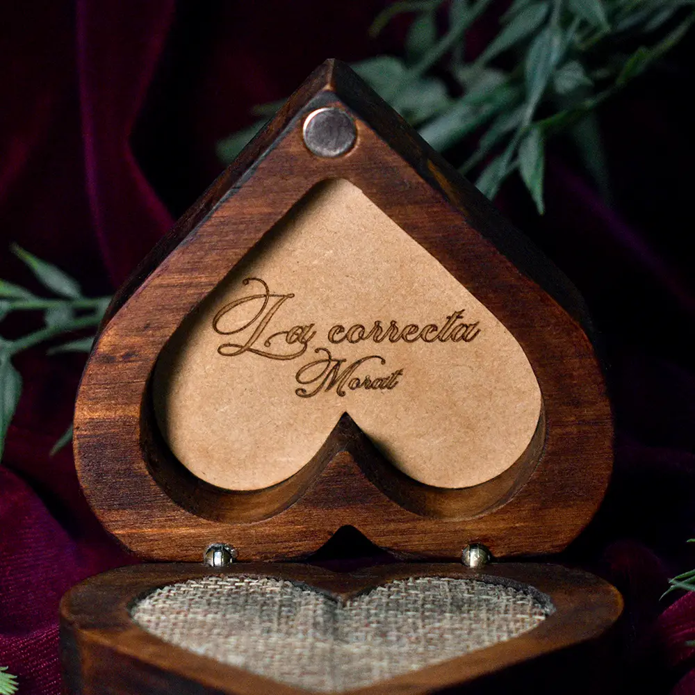 Caja para Anillo con Forma de Corazón Personalizada | Trazos de Arte Detalle del grabado interior personalizado en estuche de madera para anillos de matrimonio.