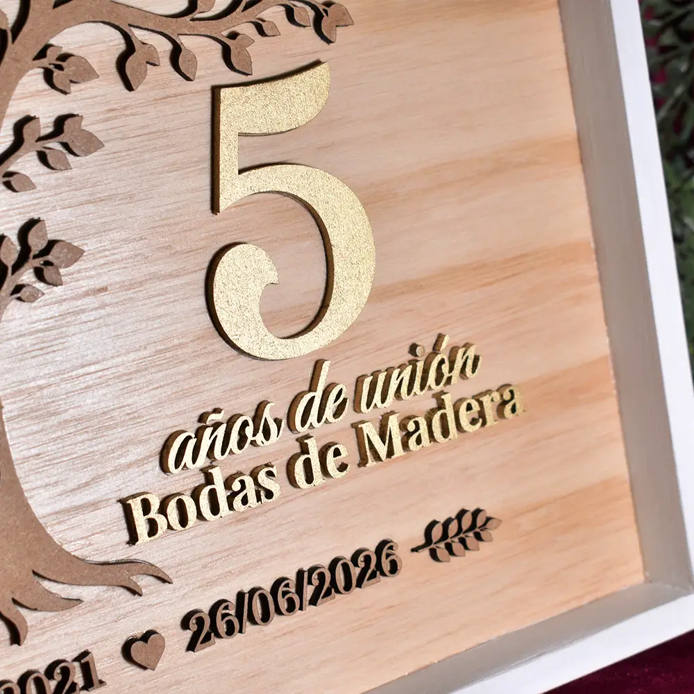 Cuadro de Aniversario Personalizado en Madera | Trazos de Arte Detalle de apliques cortados a láser para celebración de 5 años de unión en bodas de madera.