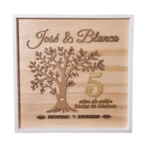 Cuadro de aniversario personalizado en madera de pino y MDF con apliques en vinilo blanco y dorado.