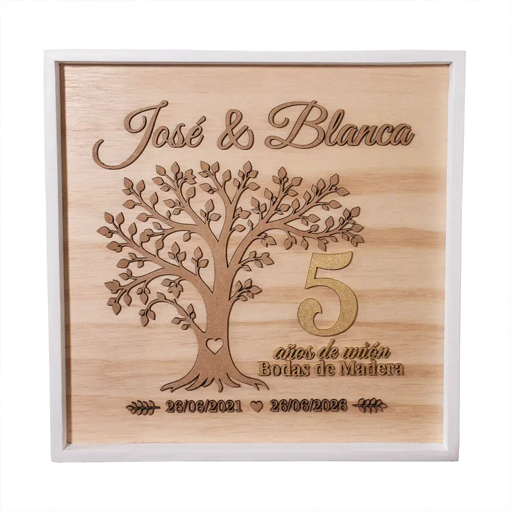 Cuadro de Aniversario Personalizado en Madera | Trazos de Arte Cuadro de aniversario personalizado en madera de pino y MDF con apliques en vinilo blanco y dorado.