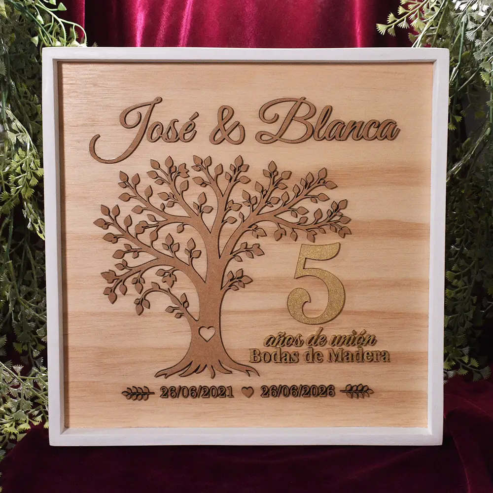 Cuadro de Aniversario Personalizado en Madera | Trazos de Arte Cuadro decorativo de aniversario para parejas expuesto como adorno.