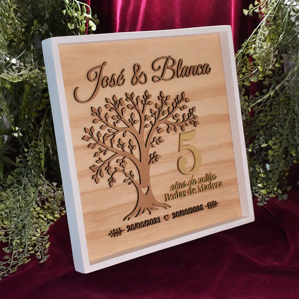 Cuadro de Aniversario Personalizado en Madera | Trazos de Arte Letrero de aniversario para parejas en madera natural con relieve de nombres en ángulo lateral.