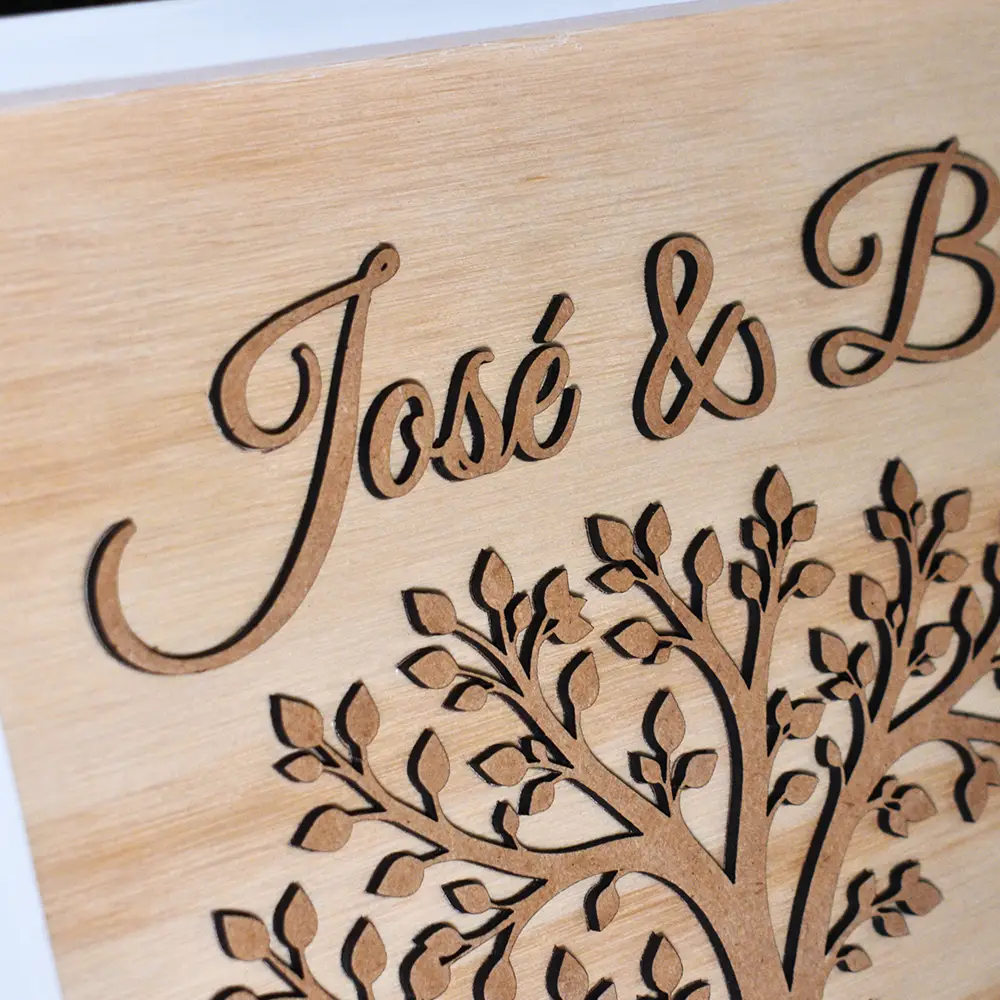 Cuadro de Aniversario Personalizado en Madera | Trazos de Arte Detalle de nombres de la pareja en relieve 2D sobre base de madera de pino entintada.