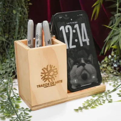 Organizador de escritorio personalizado en madera para regalos empresariales con grabado láser.