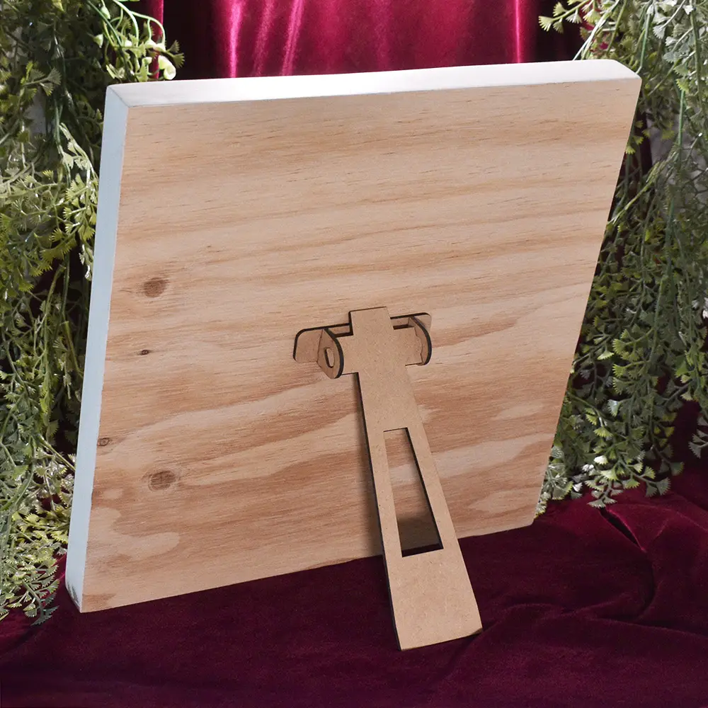 Cuadro de Aniversario Personalizado en Madera | Trazos de Arte Vista posterior de cuadro de madera de pino mostrando el mecanismo de soporte autoportante para mesa.
